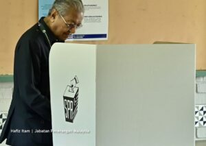 Mahathir Mohamad Instagram - Alhamdulillah, saya dan Hasmah selesai membuang undi di Sekolah Kebangsaan Titi Gajah, Alor Setar pagi tadi. Kami mengundi bagi kawasan parlimen Kuala Kedah.

#PRU15