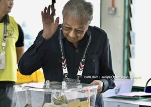 Mahathir Mohamad Instagram - Alhamdulillah, saya dan Hasmah selesai membuang undi di Sekolah Kebangsaan Titi Gajah, Alor Setar pagi tadi. Kami mengundi bagi kawasan parlimen Kuala Kedah.

#PRU15