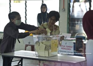 Mahathir Mohamad Instagram - Alhamdulillah, saya dan Hasmah selesai membuang undi di Sekolah Kebangsaan Titi Gajah, Alor Setar pagi tadi. Kami mengundi bagi kawasan parlimen Kuala Kedah.

#PRU15