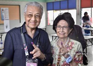Mahathir Mohamad Instagram - Alhamdulillah, saya dan Hasmah selesai membuang undi di Sekolah Kebangsaan Titi Gajah, Alor Setar pagi tadi. Kami mengundi bagi kawasan parlimen Kuala Kedah. #PRU15