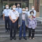 Mahathir Mohamad Instagram - Jepun memang terkenal dengan penyelidikan serta aplikasi teknologi yang tinggi di dalam pelbagai bidang, khususnya industri. Tetapi, Jepun juga amat maju dalam aplikasi teknologi dalam bidang pertanian bagi mengoptimumkan penggunaan tanah yang terhad dan bernilai tinggi. Di Fukuoka Prefectural Agricultural Research Center, sebuah pusat penyelidikan pertanian, pelbagai hasil tanaman termasuk strawberi Amaou, atau lebih dikenali sebagai 'Raja Strawberi' kerana ia lebih besar dan lebih merah warnanya berjaya diusahakan secara komersil. Ketika lawatan ke sini saya diberi penerangan berkenaan penyelidikan untuk bagaimana menjalankan tanaman padi dengan menggunakan air panas 40° tanpa menjejaskan kualiti padi tersebut. Ini amat menarik kerana mereka menjalankan kajian ini bagi membuat persediaan menghadapi keadaan pemanasan global (Global warming). Malaysia boleh belajar bagaimana untuk menyesuaikan penyelidikan yang dijalankan mereka dengan negara kita dalam menghadapi pemanasan global tanpa menjejaskan sekuriti makanan. 福岡県農林業総合試験場　資源活用研究センター