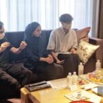 Mahathir Mohamad Instagram - Seperti biasa, apabila saya berada di luar negara, saya akan luangkan masa bersama pelajar-pelajar Malaysia. Kali ini di Fukuoka, saya dapat bertemu dengan rakyat Malaysia dari pelbagai latar belakang dan mengadakan sesi dialog dengan mereka. Dalam pertemuan ini, selain sesi soal jawab, kami juga bertukar pendapat dan berdiskusi mengenai pelbagai perkara. Walaupun berada jauh dari tanah air, kita jangan lupa kita ada tanggungjawab kepada negara. Selepas menimba ilmu dan mengambil pengalaman di negara orang, boleh berbakti kepada negara. Fukuoka-shi, Fukuoka, Japan