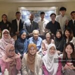 Mahathir Mohamad Instagram - Seperti biasa, apabila saya berada di luar negara, saya akan luangkan masa bersama pelajar-pelajar Malaysia. Kali ini di Fukuoka, saya dapat bertemu dengan rakyat Malaysia dari pelbagai latar belakang dan mengadakan sesi dialog dengan mereka. Dalam pertemuan ini, selain sesi soal jawab, kami juga bertukar pendapat dan berdiskusi mengenai pelbagai perkara. Walaupun berada jauh dari tanah air, kita jangan lupa kita ada tanggungjawab kepada negara. Selepas menimba ilmu dan mengambil pengalaman di negara orang, boleh berbakti kepada negara. Fukuoka-shi, Fukuoka, Japan