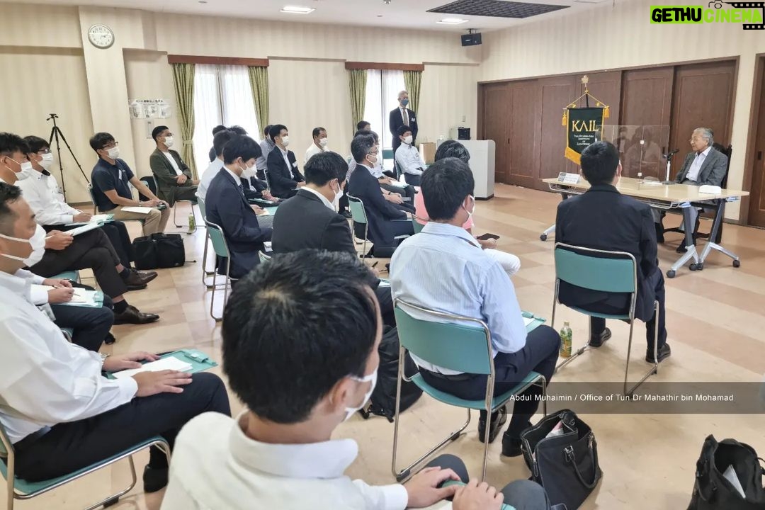 Mahathir Mohamad Instagram - After the session with young students at Japan Future Leaders School, I had the opportunity to talk to young entrepreneurs and young professionals from Kyushu-Asia Institute of Leadership (KAIL). I shared my views on "How Future Generation Should Change the Society in Global World After COVID-19". Yes, the way we live our lives and how we work have changed. Those who understand new technologies will prosper in this world post-pandemic. People also must know how to adapt to technologies and to rebuild the economy after COVID-19. We have to think out of the box and must be creative and innovative. The world now is the market which we must take advantage to grow our business. I also received questions from participants about the state of the economy, current issues, politics and social matters. I hope they will grow up to become responsible business and corporate leaders who will contribute not only to the economy of their country, but to the world. Global Arena, Fukuoka