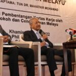 Mahathir Mohamad Instagram - Naratif Melayu sering disalah guna sebagai semangat ‘Melayu Islam’ tetapi akhirnya, pihak-pihak tertentu mengambil kesempatan untuk kepentingan diri sendiri. Apabila bercakap soal Melayu, ia bukanlah untuk mengambil hak orang lain. Pendapat saya kerap kali tidak disukai oleh ramai pihak. Apabila saya mengkritik orang Melayu, tidak bermakna saya merendahkan bangsa kita tetapi saya mahu orang Melayu berubah kepada yang lebih baik. Yang paling penting ialah kita sedar kesilapan kita dan membetulkannya bukan hanya menyalahkan orang lain. Kita kena tahu di mana kita salah dan kita betulkan. Adalah lebih mudah membetulkan diri sendiri daripada perbetul orang lain. Orang Melayu sebenarnya tidak ada yang kurang sama ada dari segi kebolehan dan kebijaksanaan. Soalnya sama ada kita nak buat atau tidak. Bak kata pepatah, “Kita boleh bawa kuda kepada air, tetapi sama ada kuda itu minum air atau tidak bergantung kepada kuda tersebut”. Ini bermakna, kalau kita bagi peluang, tapi tak ambil peluang itu dengan sebaiknya, kita yang akan rugi. Saya berterima kasih kepada Gagasan Bangsa, penganjur Persidangan Meja Bulat: Penjenamaan Semula Naratif Politik Melayu, kerana menjemput saya ke program ini. Harapan saya ialah cendekiawan, ahli akademik, ahli pertubuhan Melayu dan persendirian akan berusaha mendapat satu solusi bagi kelangsungan bangsa Melayu.