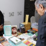 Mahathir Mohamad Instagram - Naratif Melayu sering disalah guna sebagai semangat ‘Melayu Islam’ tetapi akhirnya, pihak-pihak tertentu mengambil kesempatan untuk kepentingan diri sendiri. Apabila bercakap soal Melayu, ia bukanlah untuk mengambil hak orang lain. Pendapat saya kerap kali tidak disukai oleh ramai pihak. Apabila saya mengkritik orang Melayu, tidak bermakna saya merendahkan bangsa kita tetapi saya mahu orang Melayu berubah kepada yang lebih baik. Yang paling penting ialah kita sedar kesilapan kita dan membetulkannya bukan hanya menyalahkan orang lain. Kita kena tahu di mana kita salah dan kita betulkan. Adalah lebih mudah membetulkan diri sendiri daripada perbetul orang lain. Orang Melayu sebenarnya tidak ada yang kurang sama ada dari segi kebolehan dan kebijaksanaan. Soalnya sama ada kita nak buat atau tidak. Bak kata pepatah, “Kita boleh bawa kuda kepada air, tetapi sama ada kuda itu minum air atau tidak bergantung kepada kuda tersebut”. Ini bermakna, kalau kita bagi peluang, tapi tak ambil peluang itu dengan sebaiknya, kita yang akan rugi. Saya berterima kasih kepada Gagasan Bangsa, penganjur Persidangan Meja Bulat: Penjenamaan Semula Naratif Politik Melayu, kerana menjemput saya ke program ini. Harapan saya ialah cendekiawan, ahli akademik, ahli pertubuhan Melayu dan persendirian akan berusaha mendapat satu solusi bagi kelangsungan bangsa Melayu.