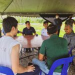 Mahathir Mohamad Instagram - #PulangKeLangkawi kali ini di mulakan dengan melawat tapak rumah sarang burung walit. Beberapa wakil pengusaha produk sarang burung dari Jepun turut serta. Mereka mengguna ekstrak sarang burung bagi pelbagai produk kosmetik serta "supplement" untuk kesihatan. Mereka akui sarang burung yang terhasil di Malaysia berkualiti tinggi. Insya'allah Langkawi juga boleh jadi pengeluar sarang burung serta produk hasil dari dari sarang burung ini. Kemudiannya bersama penduduk Langkawi dalam Majlis Kenduri Rakyat di Kampung Teluk, Ulu Melaka. Sedap sungguh gulai daging kawah yang disediakan secara gotong-royong oleh penduduk kampung di sini. Di majlis yang sama juga, saya dengar aduan dari penduduk Langkawi berkenaan penanaman padi pulut yang sudah dimulakan sejak tahun 2019. Di sebelah petang pula saya bersama dengan ahli-ahli Persatuan Pelancongan dan Rekreasi Tanjung Rhu. Mereka ini pengusaha-pengusaha bot pelancong. Mereka menyampaikan masalah mengenai jeti yang dibina sejak bertahun lama sebenarnya atas tanah milik pihak lain. Ini menyebabkan ia tidak boleh dibangun dan ditambah baik. Pada sebelah malam saya bersama penghantar-penghantar makanan dari Food Panda dan Grab. Anak-anak muda ini berkonvoi dari Sungai Petani ke Alor Setar kemudian ke Kangar dan terus ke Langkawi. Pesanan saya kepada penghantar-penghantar makanan ini supaya berhati-hati di jalan raya dan teruskan usaha untuk berjaya dalam apa jua bidang.