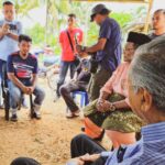 Mahathir Mohamad Instagram - #PulangKeLangkawi kali ini di mulakan dengan melawat tapak rumah sarang burung walit. Beberapa wakil pengusaha produk sarang burung dari Jepun turut serta. Mereka mengguna ekstrak sarang burung bagi pelbagai produk kosmetik serta "supplement" untuk kesihatan. Mereka akui sarang burung yang terhasil di Malaysia berkualiti tinggi. Insya'allah Langkawi juga boleh jadi pengeluar sarang burung serta produk hasil dari dari sarang burung ini. Kemudiannya bersama penduduk Langkawi dalam Majlis Kenduri Rakyat di Kampung Teluk, Ulu Melaka. Sedap sungguh gulai daging kawah yang disediakan secara gotong-royong oleh penduduk kampung di sini. Di majlis yang sama juga, saya dengar aduan dari penduduk Langkawi berkenaan penanaman padi pulut yang sudah dimulakan sejak tahun 2019. Di sebelah petang pula saya bersama dengan ahli-ahli Persatuan Pelancongan dan Rekreasi Tanjung Rhu. Mereka ini pengusaha-pengusaha bot pelancong. Mereka menyampaikan masalah mengenai jeti yang dibina sejak bertahun lama sebenarnya atas tanah milik pihak lain. Ini menyebabkan ia tidak boleh dibangun dan ditambah baik. Pada sebelah malam saya bersama penghantar-penghantar makanan dari Food Panda dan Grab. Anak-anak muda ini berkonvoi dari Sungai Petani ke Alor Setar kemudian ke Kangar dan terus ke Langkawi. Pesanan saya kepada penghantar-penghantar makanan ini supaya berhati-hati di jalan raya dan teruskan usaha untuk berjaya dalam apa jua bidang.