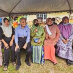 Mahathir Mohamad Instagram - #PulangKeLangkawi kali ini di mulakan dengan melawat tapak rumah sarang burung walit. Beberapa wakil pengusaha produk sarang burung dari Jepun turut serta. Mereka mengguna ekstrak sarang burung bagi pelbagai produk kosmetik serta "supplement" untuk kesihatan. Mereka akui sarang burung yang terhasil di Malaysia berkualiti tinggi. Insya'allah Langkawi juga boleh jadi pengeluar sarang burung serta produk hasil dari dari sarang burung ini. Kemudiannya bersama penduduk Langkawi dalam Majlis Kenduri Rakyat di Kampung Teluk, Ulu Melaka. Sedap sungguh gulai daging kawah yang disediakan secara gotong-royong oleh penduduk kampung di sini. Di majlis yang sama juga, saya dengar aduan dari penduduk Langkawi berkenaan penanaman padi pulut yang sudah dimulakan sejak tahun 2019. Di sebelah petang pula saya bersama dengan ahli-ahli Persatuan Pelancongan dan Rekreasi Tanjung Rhu. Mereka ini pengusaha-pengusaha bot pelancong. Mereka menyampaikan masalah mengenai jeti yang dibina sejak bertahun lama sebenarnya atas tanah milik pihak lain. Ini menyebabkan ia tidak boleh dibangun dan ditambah baik. Pada sebelah malam saya bersama penghantar-penghantar makanan dari Food Panda dan Grab. Anak-anak muda ini berkonvoi dari Sungai Petani ke Alor Setar kemudian ke Kangar dan terus ke Langkawi. Pesanan saya kepada penghantar-penghantar makanan ini supaya berhati-hati di jalan raya dan teruskan usaha untuk berjaya dalam apa jua bidang.