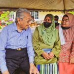 Mahathir Mohamad Instagram - #PulangKeLangkawi kali ini di mulakan dengan melawat tapak rumah sarang burung walit. Beberapa wakil pengusaha produk sarang burung dari Jepun turut serta. Mereka mengguna ekstrak sarang burung bagi pelbagai produk kosmetik serta "supplement" untuk kesihatan. Mereka akui sarang burung yang terhasil di Malaysia berkualiti tinggi. Insya'allah Langkawi juga boleh jadi pengeluar sarang burung serta produk hasil dari dari sarang burung ini. Kemudiannya bersama penduduk Langkawi dalam Majlis Kenduri Rakyat di Kampung Teluk, Ulu Melaka. Sedap sungguh gulai daging kawah yang disediakan secara gotong-royong oleh penduduk kampung di sini. Di majlis yang sama juga, saya dengar aduan dari penduduk Langkawi berkenaan penanaman padi pulut yang sudah dimulakan sejak tahun 2019. Di sebelah petang pula saya bersama dengan ahli-ahli Persatuan Pelancongan dan Rekreasi Tanjung Rhu. Mereka ini pengusaha-pengusaha bot pelancong. Mereka menyampaikan masalah mengenai jeti yang dibina sejak bertahun lama sebenarnya atas tanah milik pihak lain. Ini menyebabkan ia tidak boleh dibangun dan ditambah baik. Pada sebelah malam saya bersama penghantar-penghantar makanan dari Food Panda dan Grab. Anak-anak muda ini berkonvoi dari Sungai Petani ke Alor Setar kemudian ke Kangar dan terus ke Langkawi. Pesanan saya kepada penghantar-penghantar makanan ini supaya berhati-hati di jalan raya dan teruskan usaha untuk berjaya dalam apa jua bidang.