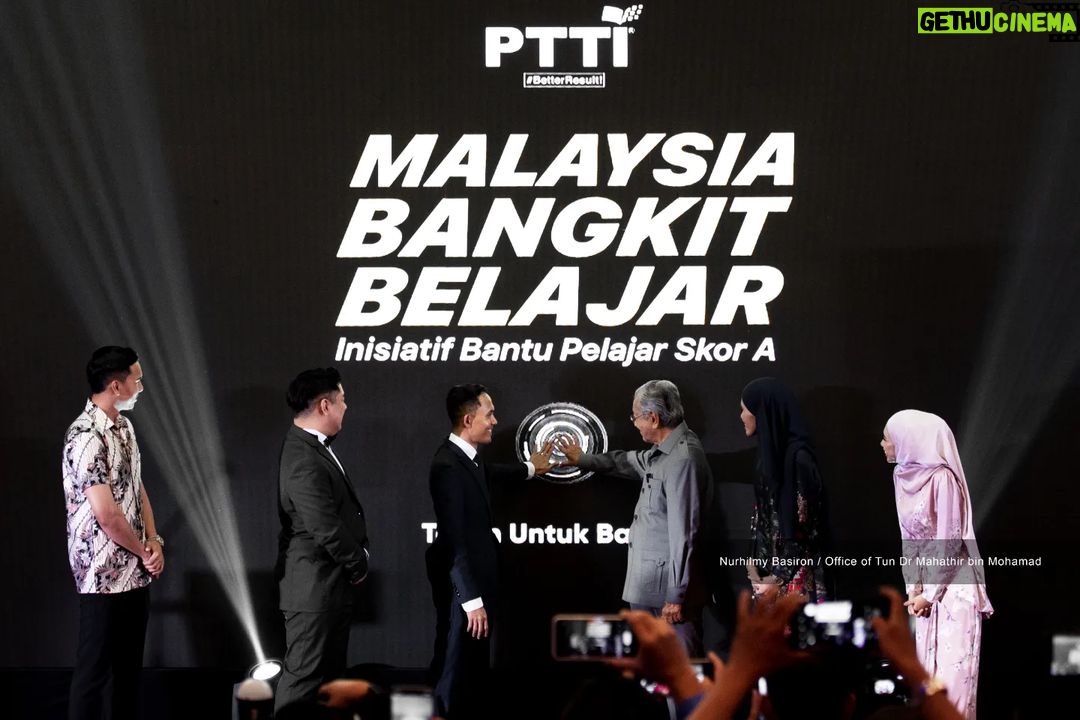Mahathir Mohamad Instagram - Dari kecil, anak-anak perlu diberi semangat untuk menimba ilmu pengetahuan untuk masa depan mereka. Jika mereka tekun, mereka akan mendapat manfaat darinya. Sistem pendidikan juga hendaklah bersedia dengan perkembangan terkini yang sesuai bagi memenuhi pasaran pekerjaan pada masa depan. Pelajar juga ada nilai yang baik. Jika nilai tidak betul, ilmu boleh disalahguna bagi tujuan yang salah. Selain itu, guru dan ibu bapa juga harus beri perhatian kepada mereka yang kurang berkebolehan kerana mereka bukan tidak boleh buat tetapi perlu diberi perhatian lebih sedikit supaya mereka ini juga boleh berjaya. Pagi tadi di Majlis Perasmian Kejayaan Pelajar Cemerlang SPM 2021 anjuran PTTI saya berpeluang menyampaikan anugerah kepada pelajar-pelajar Cemerlang SPM 2021. Ukuran cemerlang ini bukan sahaja mereka yang mendapat banyak 'A' tetapi mereka yang menunjukkan peningkatan ketara dalam SPM 2021 berbanding keputusan peperiksaan sebelum ini. Tahniah kepada pelajar-pelajar yang berjaya. Teruskan kecemerlangan dan bersedialah untuk menyumbang kepada negara yang tercinta ini.