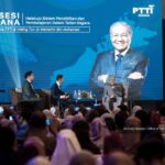 Mahathir Mohamad Instagram - Dari kecil, anak-anak perlu diberi semangat untuk menimba ilmu pengetahuan untuk masa depan mereka. Jika mereka tekun, mereka akan mendapat manfaat darinya. Sistem pendidikan juga hendaklah bersedia dengan perkembangan terkini yang sesuai bagi memenuhi pasaran pekerjaan pada masa depan. Pelajar juga ada nilai yang baik. Jika nilai tidak betul, ilmu boleh disalahguna bagi tujuan yang salah. Selain itu, guru dan ibu bapa juga harus beri perhatian kepada mereka yang kurang berkebolehan kerana mereka bukan tidak boleh buat tetapi perlu diberi perhatian lebih sedikit supaya mereka ini juga boleh berjaya. Pagi tadi di Majlis Perasmian Kejayaan Pelajar Cemerlang SPM 2021 anjuran PTTI saya berpeluang menyampaikan anugerah kepada pelajar-pelajar Cemerlang SPM 2021. Ukuran cemerlang ini bukan sahaja mereka yang mendapat banyak 'A' tetapi mereka yang menunjukkan peningkatan ketara dalam SPM 2021 berbanding keputusan peperiksaan sebelum ini. Tahniah kepada pelajar-pelajar yang berjaya. Teruskan kecemerlangan dan bersedialah untuk menyumbang kepada negara yang tercinta ini.
