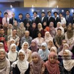 Mahathir Mohamad Instagram - Dari kecil, anak-anak perlu diberi semangat untuk menimba ilmu pengetahuan untuk masa depan mereka. Jika mereka tekun, mereka akan mendapat manfaat darinya. Sistem pendidikan juga hendaklah bersedia dengan perkembangan terkini yang sesuai bagi memenuhi pasaran pekerjaan pada masa depan. Pelajar juga ada nilai yang baik. Jika nilai tidak betul, ilmu boleh disalahguna bagi tujuan yang salah. Selain itu, guru dan ibu bapa juga harus beri perhatian kepada mereka yang kurang berkebolehan kerana mereka bukan tidak boleh buat tetapi perlu diberi perhatian lebih sedikit supaya mereka ini juga boleh berjaya. Pagi tadi di Majlis Perasmian Kejayaan Pelajar Cemerlang SPM 2021 anjuran PTTI saya berpeluang menyampaikan anugerah kepada pelajar-pelajar Cemerlang SPM 2021. Ukuran cemerlang ini bukan sahaja mereka yang mendapat banyak 'A' tetapi mereka yang menunjukkan peningkatan ketara dalam SPM 2021 berbanding keputusan peperiksaan sebelum ini. Tahniah kepada pelajar-pelajar yang berjaya. Teruskan kecemerlangan dan bersedialah untuk menyumbang kepada negara yang tercinta ini.