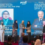 Mahathir Mohamad Instagram - Dari kecil, anak-anak perlu diberi semangat untuk menimba ilmu pengetahuan untuk masa depan mereka. Jika mereka tekun, mereka akan mendapat manfaat darinya. Sistem pendidikan juga hendaklah bersedia dengan perkembangan terkini yang sesuai bagi memenuhi pasaran pekerjaan pada masa depan. Pelajar juga ada nilai yang baik. Jika nilai tidak betul, ilmu boleh disalahguna bagi tujuan yang salah. Selain itu, guru dan ibu bapa juga harus beri perhatian kepada mereka yang kurang berkebolehan kerana mereka bukan tidak boleh buat tetapi perlu diberi perhatian lebih sedikit supaya mereka ini juga boleh berjaya. Pagi tadi di Majlis Perasmian Kejayaan Pelajar Cemerlang SPM 2021 anjuran PTTI saya berpeluang menyampaikan anugerah kepada pelajar-pelajar Cemerlang SPM 2021. Ukuran cemerlang ini bukan sahaja mereka yang mendapat banyak 'A' tetapi mereka yang menunjukkan peningkatan ketara dalam SPM 2021 berbanding keputusan peperiksaan sebelum ini. Tahniah kepada pelajar-pelajar yang berjaya. Teruskan kecemerlangan dan bersedialah untuk menyumbang kepada negara yang tercinta ini.