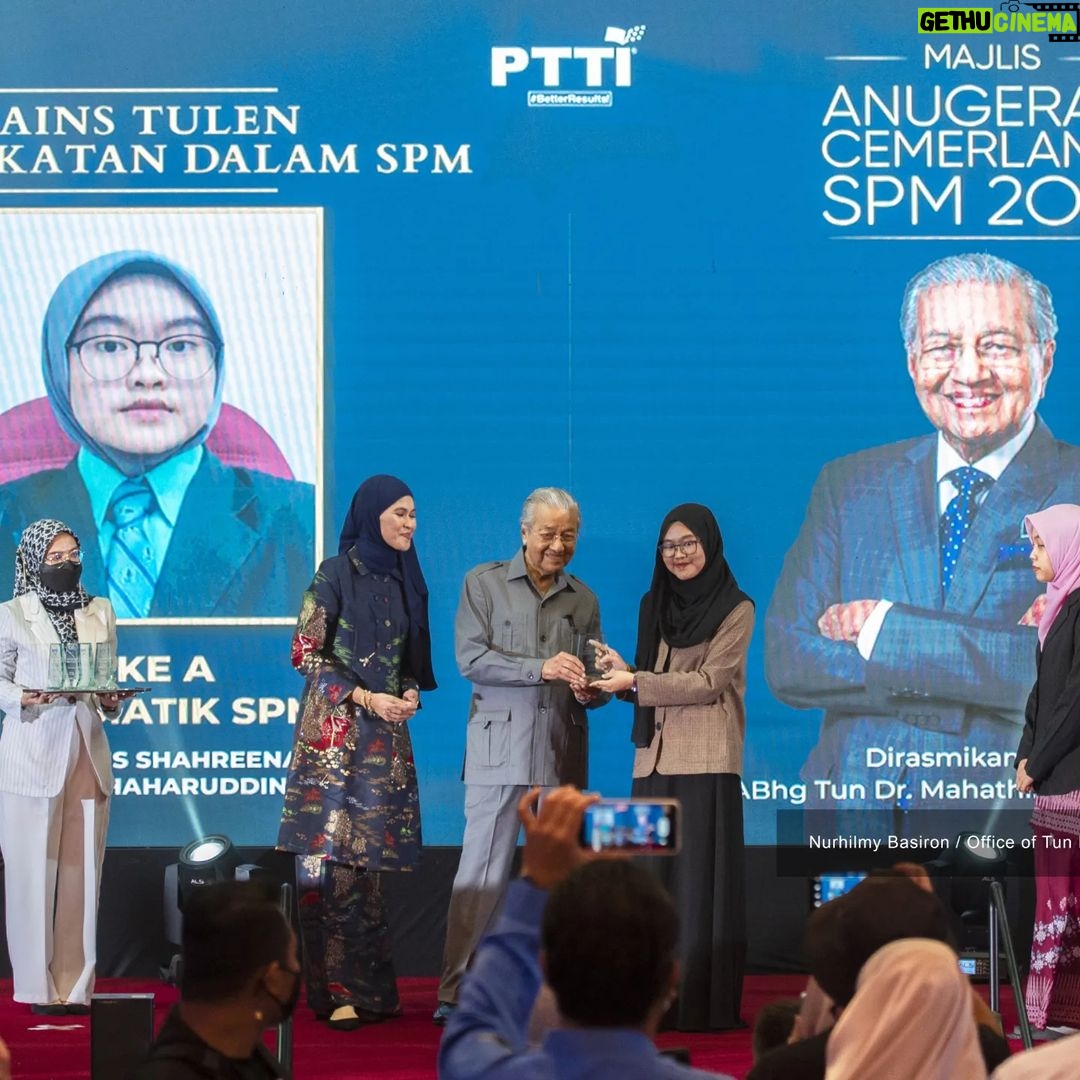 Mahathir Mohamad Instagram - Dari kecil, anak-anak perlu diberi semangat untuk menimba ilmu pengetahuan untuk masa depan mereka. Jika mereka tekun, mereka akan mendapat manfaat darinya. Sistem pendidikan juga hendaklah bersedia dengan perkembangan terkini yang sesuai bagi memenuhi pasaran pekerjaan pada masa depan. Pelajar juga ada nilai yang baik. Jika nilai tidak betul, ilmu boleh disalahguna bagi tujuan yang salah. Selain itu, guru dan ibu bapa juga harus beri perhatian kepada mereka yang kurang berkebolehan kerana mereka bukan tidak boleh buat tetapi perlu diberi perhatian lebih sedikit supaya mereka ini juga boleh berjaya. Pagi tadi di Majlis Perasmian Kejayaan Pelajar Cemerlang SPM 2021 anjuran PTTI saya berpeluang menyampaikan anugerah kepada pelajar-pelajar Cemerlang SPM 2021. Ukuran cemerlang ini bukan sahaja mereka yang mendapat banyak 'A' tetapi mereka yang menunjukkan peningkatan ketara dalam SPM 2021 berbanding keputusan peperiksaan sebelum ini. Tahniah kepada pelajar-pelajar yang berjaya. Teruskan kecemerlangan dan bersedialah untuk menyumbang kepada negara yang tercinta ini.