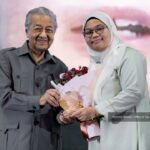 Mahathir Mohamad Instagram - Dari kecil, anak-anak perlu diberi semangat untuk menimba ilmu pengetahuan untuk masa depan mereka. Jika mereka tekun, mereka akan mendapat manfaat darinya. Sistem pendidikan juga hendaklah bersedia dengan perkembangan terkini yang sesuai bagi memenuhi pasaran pekerjaan pada masa depan. Pelajar juga ada nilai yang baik. Jika nilai tidak betul, ilmu boleh disalahguna bagi tujuan yang salah. Selain itu, guru dan ibu bapa juga harus beri perhatian kepada mereka yang kurang berkebolehan kerana mereka bukan tidak boleh buat tetapi perlu diberi perhatian lebih sedikit supaya mereka ini juga boleh berjaya. Pagi tadi di Majlis Perasmian Kejayaan Pelajar Cemerlang SPM 2021 anjuran PTTI saya berpeluang menyampaikan anugerah kepada pelajar-pelajar Cemerlang SPM 2021. Ukuran cemerlang ini bukan sahaja mereka yang mendapat banyak 'A' tetapi mereka yang menunjukkan peningkatan ketara dalam SPM 2021 berbanding keputusan peperiksaan sebelum ini. Tahniah kepada pelajar-pelajar yang berjaya. Teruskan kecemerlangan dan bersedialah untuk menyumbang kepada negara yang tercinta ini.