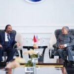 Mahathir Mohamad Instagram - Pemimpin yang telah mendapat kepercayaan rakyat harus bersikap amanah dan menumpu perhatian kepada usaha-usaha membangun Negara. Pemimpin perlu terus mencari ilmu dan menambah pengetahuan dan memberi perhatian kepada perkembangan yang berlaku di luar Negara. Kerana itu, pemimpin yang mahu menerajui kepimpinan nasional perlu kepada seseorang yang mempunyai jati diri yang tinggi dan berpegang kepada nilai-nilai murni. Saya mengenali Bapak Haji Surya Paloh hampir 4 dekad lamanya. Tidak dinafikan banyak perubahan pada dirinya malah harini Bapak Surya Paloh sedang memimpin partai politik di Indonesia. Saya amat terharu dengan sambutan meriah yang diberikan oleh Partai Nasdem terutama Bapak Surya Paloh, Ketua Umum partai Nasdem. Saya doakan partai Nasdem ini terus maju jaya dan sukses. DPP.Partai NasDem