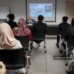 Mahathir Mohamad Instagram - Dasar Pandang Ke Timur telah dilancarkan 40 tahun yang lalu. Selain meninggikan prestasi pengurusan dan pembangunan Negara menerusi teknologi, ianya juga bertujuan mewujudkan masyarakat Malaysia yang diterap dengan nilai serta etika kerja yang tinggi. Hingga kini lebih 26,000 rakyat Malaysia telah berjaya di hantar ke Jepun. Hari ini ketika lawatan ke Jepun, saya berkesempatan berdialog bersama Komuniti Malaysia di Jepun (KMJ). Mereka ini bukan sahaja terdiri daripada pelajar-pelajar Malaysia di Jepun tetapi juga mereka yang telah bekerja di Jepun. Banyak soalan-soalan yang diberi termasuk mengenai ilmu pengetahuan, teknologi dan sistem pendidikan dan hala tuju negara. Saya harap mereka dapat berbakti kepada negara dan membantu negara untuk jadi negara maju yang berjaya, disamping berpegang kepada nilai yang positif serta etika kerja yang tinggi, termasuklah nilai-nilai seperti amanah, jujur, sanggup berusaha keras, berdisiplin dan yang utama, menjauhkan diri dari rasuah.