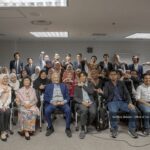 Mahathir Mohamad Instagram - Dasar Pandang Ke Timur telah dilancarkan 40 tahun yang lalu. Selain meninggikan prestasi pengurusan dan pembangunan Negara menerusi teknologi, ianya juga bertujuan mewujudkan masyarakat Malaysia yang diterap dengan nilai serta etika kerja yang tinggi. Hingga kini lebih 26,000 rakyat Malaysia telah berjaya di hantar ke Jepun. Hari ini ketika lawatan ke Jepun, saya berkesempatan berdialog bersama Komuniti Malaysia di Jepun (KMJ). Mereka ini bukan sahaja terdiri daripada pelajar-pelajar Malaysia di Jepun tetapi juga mereka yang telah bekerja di Jepun. Banyak soalan-soalan yang diberi termasuk mengenai ilmu pengetahuan, teknologi dan sistem pendidikan dan hala tuju negara. Saya harap mereka dapat berbakti kepada negara dan membantu negara untuk jadi negara maju yang berjaya, disamping berpegang kepada nilai yang positif serta etika kerja yang tinggi, termasuklah nilai-nilai seperti amanah, jujur, sanggup berusaha keras, berdisiplin dan yang utama, menjauhkan diri dari rasuah.