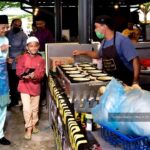 Mahathir Mohamad Instagram - Saya berasa gembira dapat bersama meraikan penduduk Langkawi dan para pelancong di Majlis Jamuan Hari Raya Parlimen Langkawi di Telaga Walk hari ini. Alhamdulillah, setelah dua tahun kita tidak dapat meraikan hari raya besar-besaran, kali ini dapat bersemuka semula. Walaupun hujan sepanjang hari sejak semalam, namun suasana di sini masih meriah. Saya dan isteri ucap terima kasih kepada semua yang hadir ke majlis ini. InsyaAllah jumpa lagi.