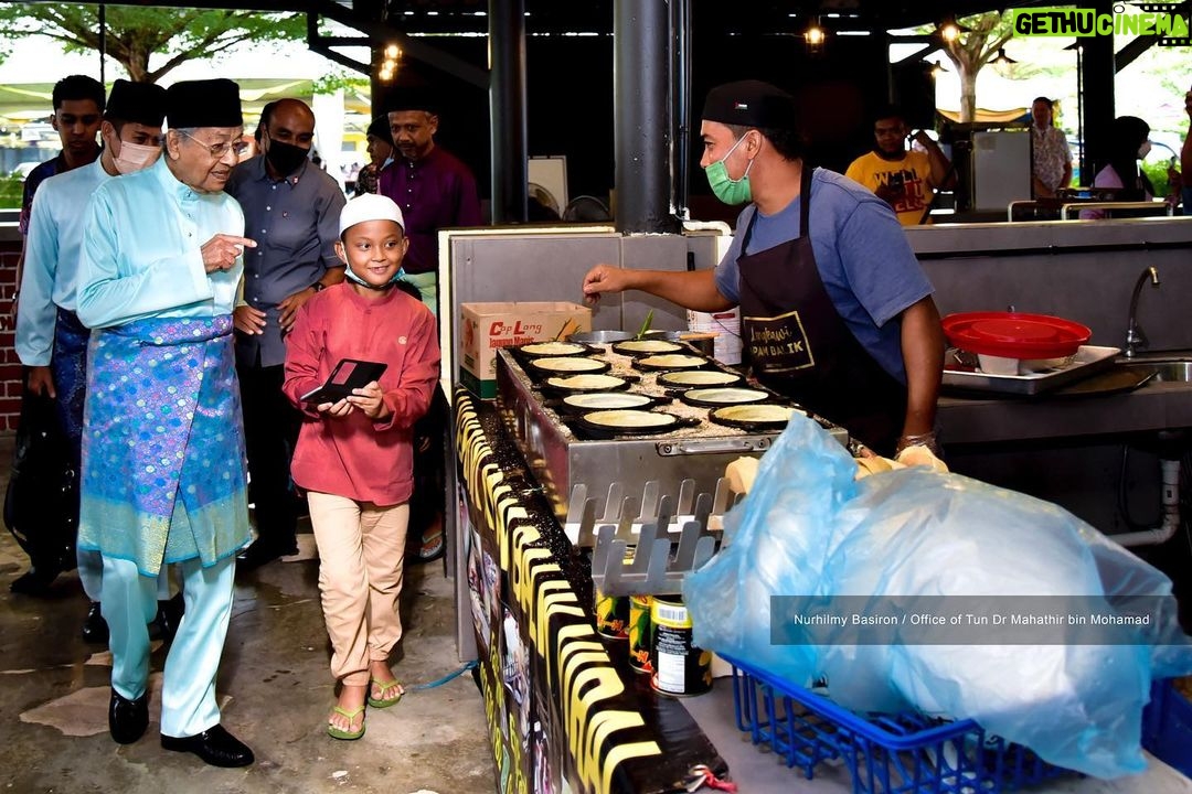 Mahathir Mohamad Instagram - Saya berasa gembira dapat bersama meraikan penduduk Langkawi dan para pelancong di Majlis Jamuan Hari Raya Parlimen Langkawi di Telaga Walk hari ini. Alhamdulillah, setelah dua tahun kita tidak dapat meraikan hari raya besar-besaran, kali ini dapat bersemuka semula. Walaupun hujan sepanjang hari sejak semalam, namun suasana di sini masih meriah. Saya dan isteri ucap terima kasih kepada semua yang hadir ke majlis ini. InsyaAllah jumpa lagi.