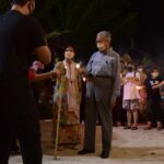 Mahathir Mohamad Instagram - Tahun ini, kita kembali meraikan Ramadan hampir seperti biasa. Kita dapat berkunjung ke Bazar Ramadan, Dapat berbuka puasa bersama keluarga dan rakan-rakan, Serta tunaikan Solat Terawih berjemaah; Alhamdulillah, Syukur untuk rezeki dan nikmat ini. Dalam bulan Ramadan juga, Kita digalak untuk bersedekah, Mengingati mereka yang kurang bernasib baik, Selain kita dituntut membayar zakat fitrah. Amalan sebegini mengeratkan silaturahim sesama kita. Ramadan berlalu, tibalah Syawal yang ditunggu. Ramai bersesak pulang ke kampung halaman. Kepada mereka, berhati-hati di jalanraya Dan pandulah kenderaan dengan selamat. Hari raya kali ini, Kita dapat bersama ibu bapa dan sanak saudara tercinta, Bersalam-salaman dan bermaaf-maafan. Kita dapat solat jemaah Hari Raya, Berkunjung ke rumah sanak saudara dan jiran tetangga, Yang dahulunya online, Kini sudah di depan mata. Raikanlah Syawal kali ini, Dengan penuh kesyukuran. Saya dan isteri ucapkan, Selamat Hari Raya Aidilfitri Maaf zahir dan batin