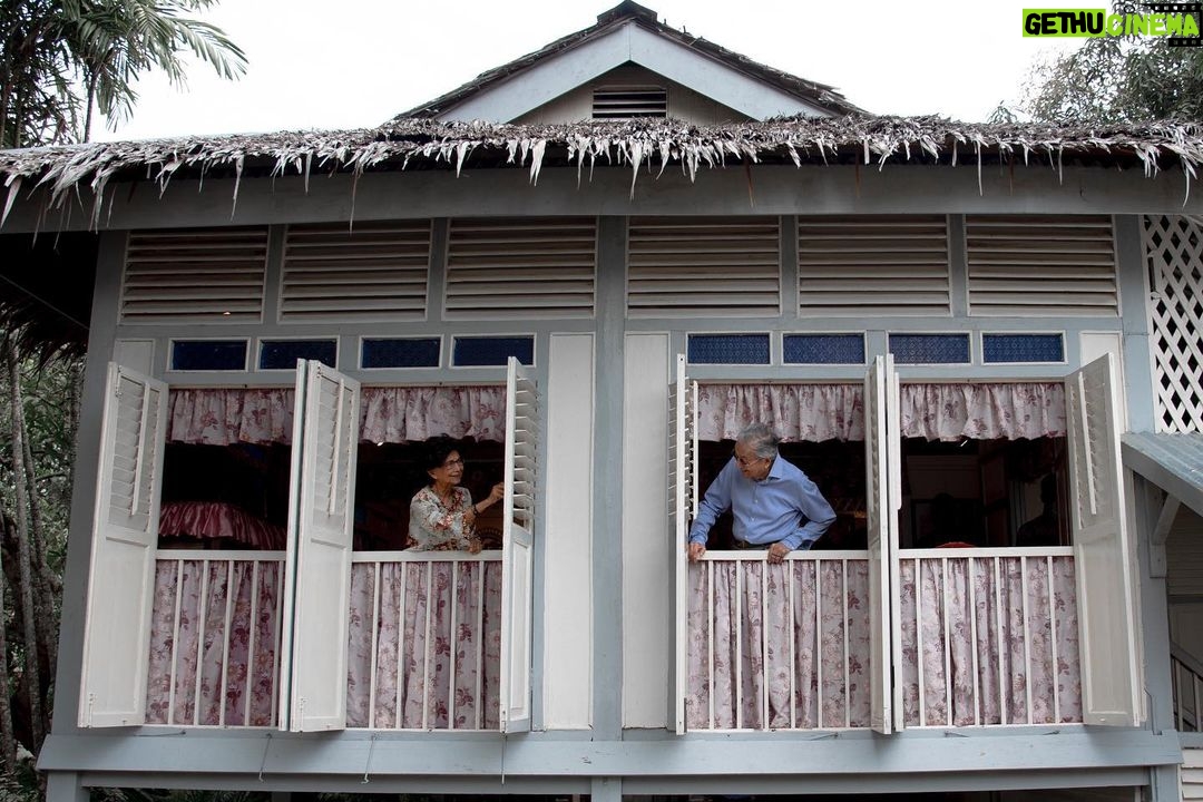 Mahathir Mohamad - 85K Likes - Di sinilah rumah kelahiran saya, tempat dibesar, diasuh oleh emak dan bapak hinggalah berkahwin dengan Hasmah.
Suasananya berbeza apabila kembali ke sini bila ramai sudah tiada. Yang ada cuma kenangan.
Rumah ini amat kecil berbanding dengan besarnya di waktu saya kecil.
Mahathir bin Mohamad
Lorong Kilang Ais
27 November 2021