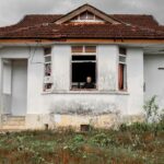 Mahathir Mohamad Instagram - Pada tahun 1956 saya ditugas sebagai Medical Officer, Langkawi. Ini kuarters yang saya tinggal selama 6 bulan di Jalan Ayer Hangat, Kuah. Di seberang jalan terletak hospital lama. Rekabentuk rumah ini masih kekal. Di jendela yang sama saya lihat perubahan Langkawi.