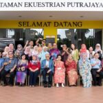 Mahathir Mohamad Instagram - Hujung minggu baru ini saya dan Hasmah meluangkan masa bersama sebahagian bekas warga kerja Pejabat Perdana Menteri. Mereka bersama saya ketika kali pertama dan kedua saya berkhidmat sebagai PM. Setelah 42 tahun berlalu, sudah pasti ada yang sudah pergi dijemput Allah. Ada juga yang masih berkhidmat di pejabat saya hingga ke hari ini. Saya gembira dapat bersama dengan mereka semua. Semestinya banyak kenangan lalu ketika sama-sama berkhidmat untuk bangunkan negara. Ya, Malaysia membangun dari negara pertanian ke negara industri adalah hasil kerja kuat baik pemimpin dan juga kakitangan pejabat. Tanpa usaha yang gigih, kita tidak mungkin capai kemajuan hari ini. Kejayaan ini adalah kejayaan bersama. Alhamdulillah dan terima kasih kepada semua yang bersama semasa susah mahupun senang. Semoga jumpa lagi. Taman Ekuestrian Putrajaya