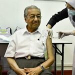 Mahathir Mohamad Instagram - Hari ini saya ke Pusat Pemberian Vaksin Covid19 Daerah Langkawi untuk lihat perjalanan proses vaksinasi bagi Fasa 1. Saya memilih untuk disuntik bersama kumpulan kedua ‘frontliners’ di sini. Kumpulan pertama frontliners di Langkawi sudah divaksin lebih awal. Selain itu sebagai warga emas saya ingin mengajak bukan sahaja yang berumur seperti saya tetapi juga rakyat yang lebih muda untuk turut bersama divaksin apabila tiba giliran nanti. Usaha ini perlu kita sokong. Kita sebolehnya mahu lebih ramai diberi vaksin untuk membantu usaha mengekang pandemik Covid19. Alhamdulillah selepas suntikan saya tidak berasa apa-apa yang luarbiasa. Saya ingin rakamkan ucapan berbanyak terima kasih kepada pihak Klinik Kesihatan Kuah, Hospital Langkawi dan para barisan hadapan yang bertungkus lumus dalam memastikan program vaksinasi berjalan lancar. Kompleks Sukan Langkawi