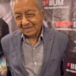 Mahathir Mohamad Instagram - YABhg. Tun Dr. Mahathir Mohamad, Malaysian visionary, leader, father of modernization, and former prime minister, was one of our TedxIIUM speakers. Thank you so much for sharing your thoughts on post-pandemic nation-building. Captured by @monir___ #tedxiium2022 #tedtalks #tedx