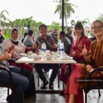 Mahathir Mohamad Instagram - Saya berasa gembira dapat bersama meraikan penduduk Langkawi dan para pelancong di Majlis Jamuan Hari Raya Parlimen Langkawi di Telaga Walk hari ini. Alhamdulillah, setelah dua tahun kita tidak dapat meraikan hari raya besar-besaran, kali ini dapat bersemuka semula. Walaupun hujan sepanjang hari sejak semalam, namun suasana di sini masih meriah. Saya dan isteri ucap terima kasih kepada semua yang hadir ke majlis ini. InsyaAllah jumpa lagi.
