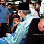Mahathir Mohamad Instagram - Saya berasa gembira dapat bersama meraikan penduduk Langkawi dan para pelancong di Majlis Jamuan Hari Raya Parlimen Langkawi di Telaga Walk hari ini. Alhamdulillah, setelah dua tahun kita tidak dapat meraikan hari raya besar-besaran, kali ini dapat bersemuka semula. Walaupun hujan sepanjang hari sejak semalam, namun suasana di sini masih meriah. Saya dan isteri ucap terima kasih kepada semua yang hadir ke majlis ini. InsyaAllah jumpa lagi.