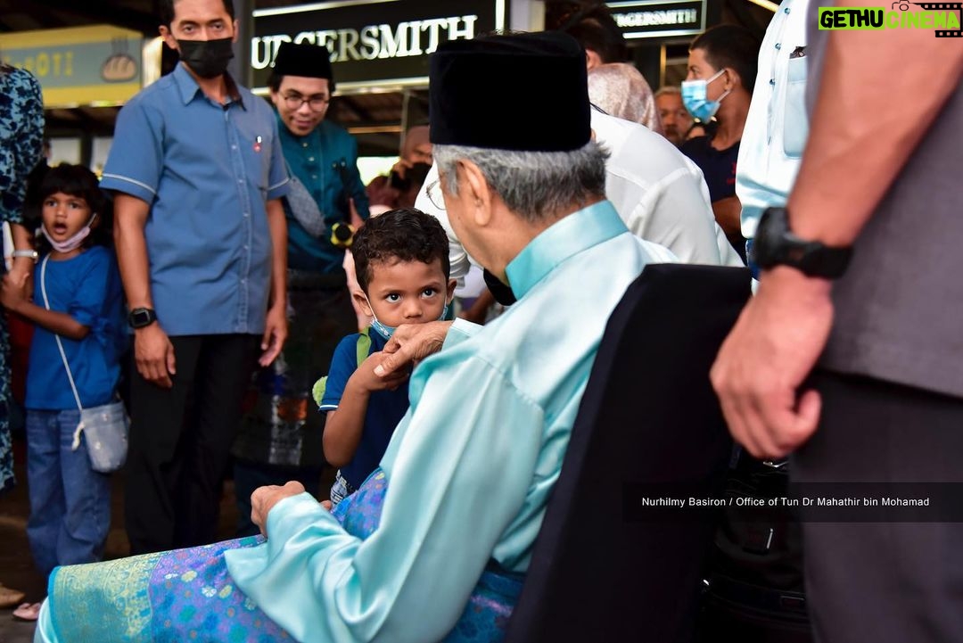 Mahathir Mohamad Instagram - Saya berasa gembira dapat bersama meraikan penduduk Langkawi dan para pelancong di Majlis Jamuan Hari Raya Parlimen Langkawi di Telaga Walk hari ini. Alhamdulillah, setelah dua tahun kita tidak dapat meraikan hari raya besar-besaran, kali ini dapat bersemuka semula. Walaupun hujan sepanjang hari sejak semalam, namun suasana di sini masih meriah. Saya dan isteri ucap terima kasih kepada semua yang hadir ke majlis ini. InsyaAllah jumpa lagi.