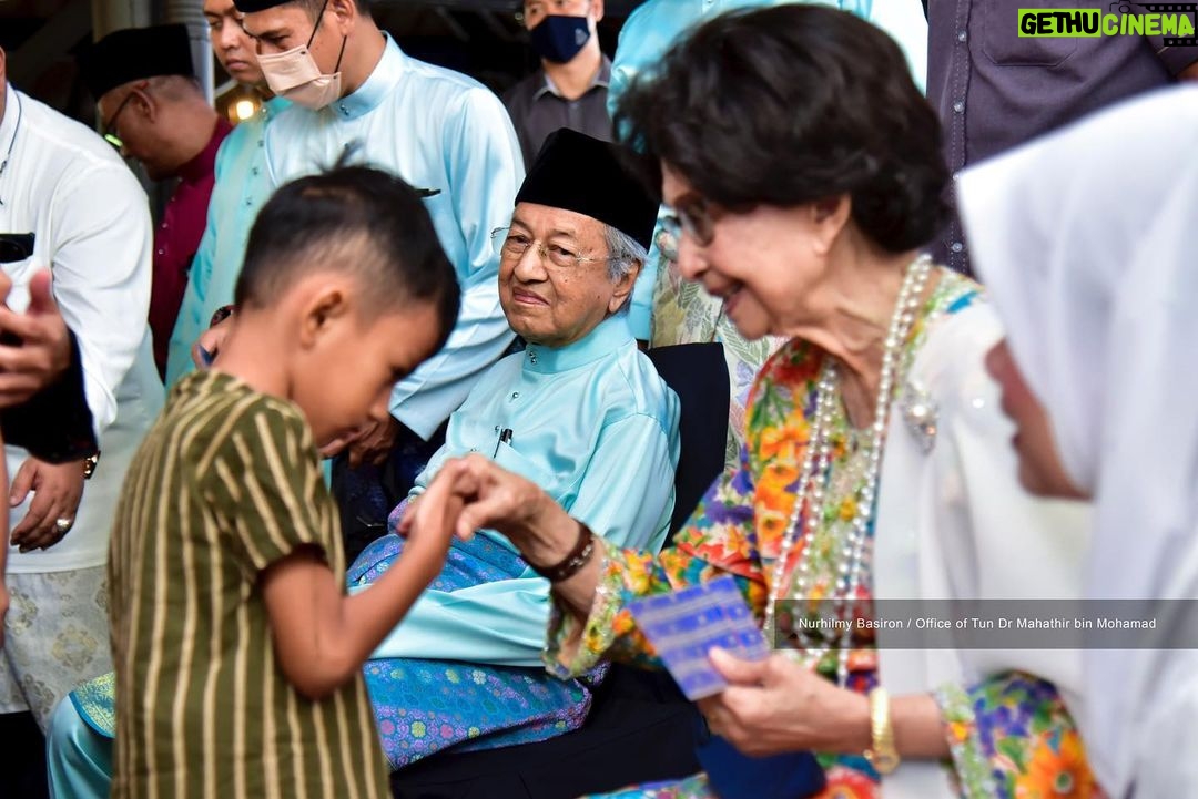 Mahathir Mohamad Instagram - Saya berasa gembira dapat bersama meraikan penduduk Langkawi dan para pelancong di Majlis Jamuan Hari Raya Parlimen Langkawi di Telaga Walk hari ini. Alhamdulillah, setelah dua tahun kita tidak dapat meraikan hari raya besar-besaran, kali ini dapat bersemuka semula. Walaupun hujan sepanjang hari sejak semalam, namun suasana di sini masih meriah. Saya dan isteri ucap terima kasih kepada semua yang hadir ke majlis ini. InsyaAllah jumpa lagi.