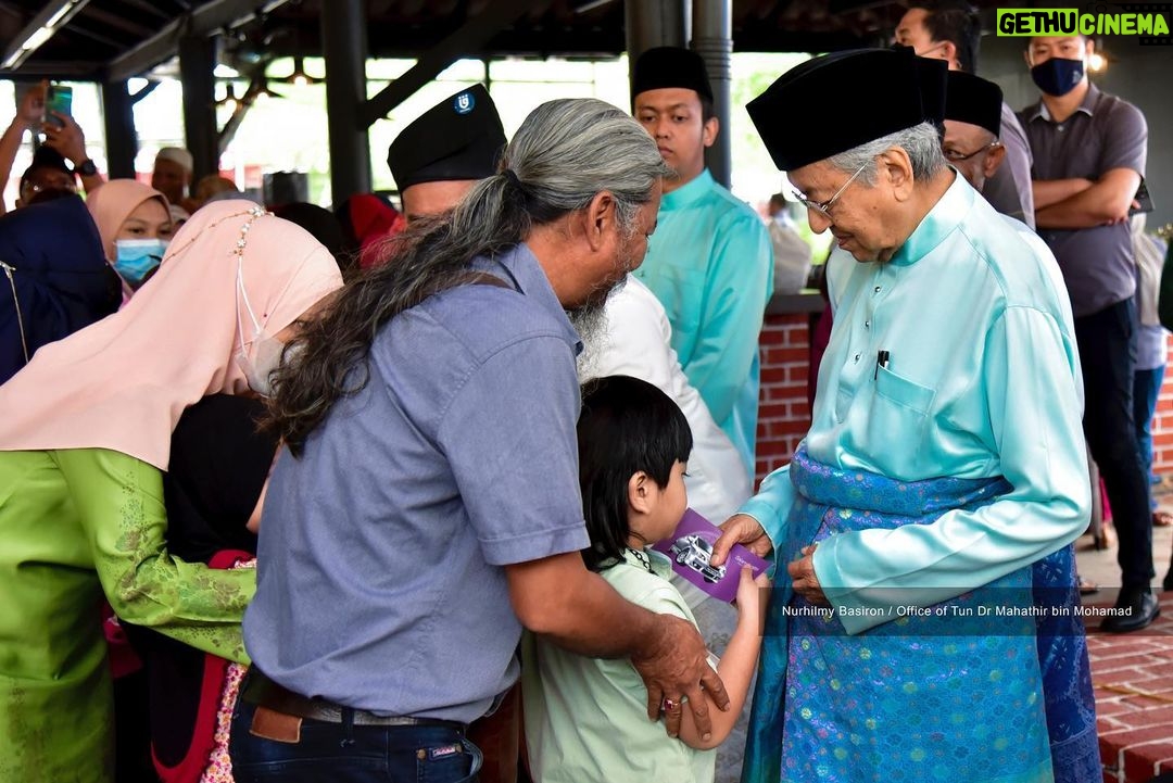 Mahathir Mohamad Instagram - Saya berasa gembira dapat bersama meraikan penduduk Langkawi dan para pelancong di Majlis Jamuan Hari Raya Parlimen Langkawi di Telaga Walk hari ini. Alhamdulillah, setelah dua tahun kita tidak dapat meraikan hari raya besar-besaran, kali ini dapat bersemuka semula. Walaupun hujan sepanjang hari sejak semalam, namun suasana di sini masih meriah. Saya dan isteri ucap terima kasih kepada semua yang hadir ke majlis ini. InsyaAllah jumpa lagi.