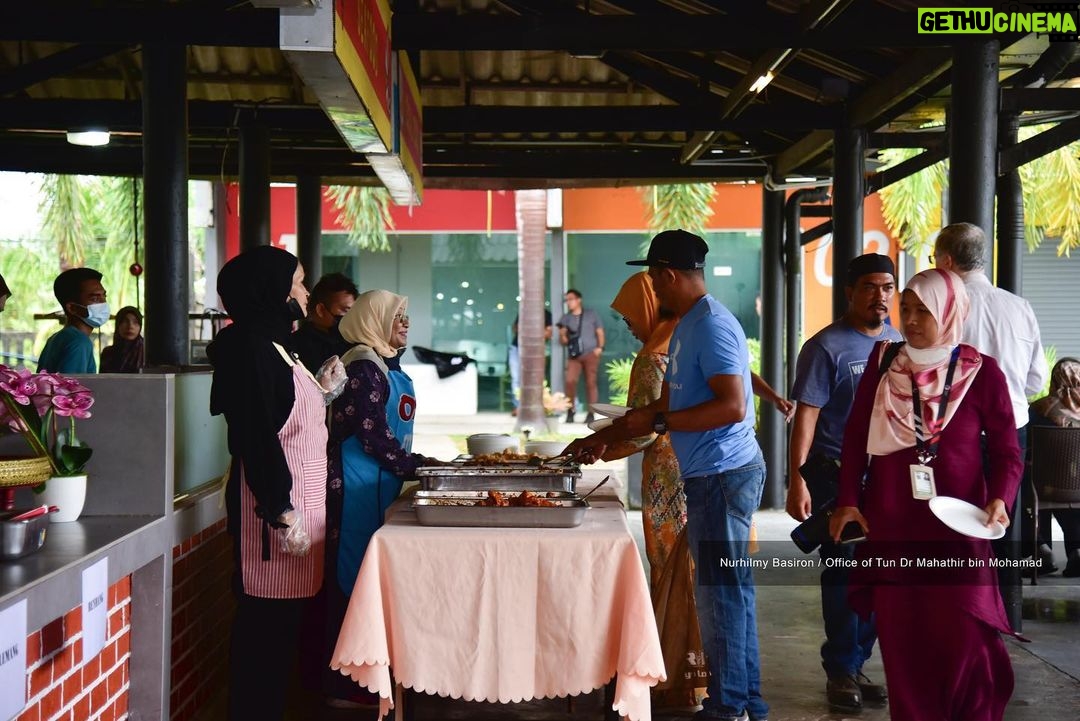 Mahathir Mohamad Instagram - Saya berasa gembira dapat bersama meraikan penduduk Langkawi dan para pelancong di Majlis Jamuan Hari Raya Parlimen Langkawi di Telaga Walk hari ini. Alhamdulillah, setelah dua tahun kita tidak dapat meraikan hari raya besar-besaran, kali ini dapat bersemuka semula. Walaupun hujan sepanjang hari sejak semalam, namun suasana di sini masih meriah. Saya dan isteri ucap terima kasih kepada semua yang hadir ke majlis ini. InsyaAllah jumpa lagi.