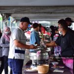 Mahathir Mohamad Instagram - Saya berasa gembira dapat bersama meraikan penduduk Langkawi dan para pelancong di Majlis Jamuan Hari Raya Parlimen Langkawi di Telaga Walk hari ini. Alhamdulillah, setelah dua tahun kita tidak dapat meraikan hari raya besar-besaran, kali ini dapat bersemuka semula. Walaupun hujan sepanjang hari sejak semalam, namun suasana di sini masih meriah. Saya dan isteri ucap terima kasih kepada semua yang hadir ke majlis ini. InsyaAllah jumpa lagi.