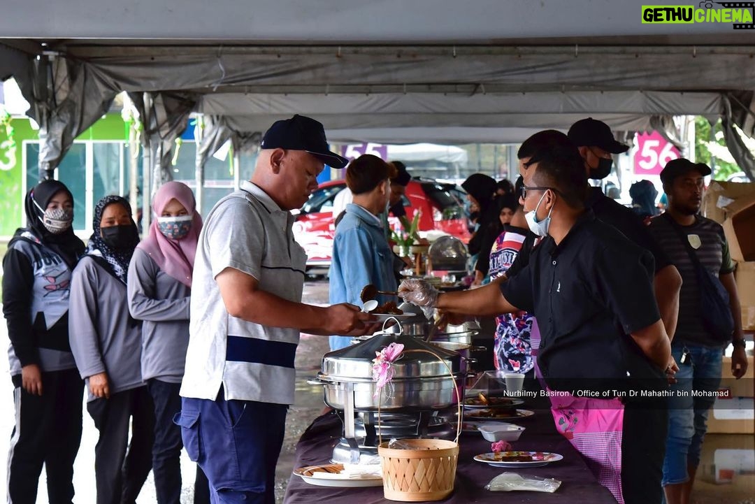 Mahathir Mohamad Instagram - Saya berasa gembira dapat bersama meraikan penduduk Langkawi dan para pelancong di Majlis Jamuan Hari Raya Parlimen Langkawi di Telaga Walk hari ini. Alhamdulillah, setelah dua tahun kita tidak dapat meraikan hari raya besar-besaran, kali ini dapat bersemuka semula. Walaupun hujan sepanjang hari sejak semalam, namun suasana di sini masih meriah. Saya dan isteri ucap terima kasih kepada semua yang hadir ke majlis ini. InsyaAllah jumpa lagi.