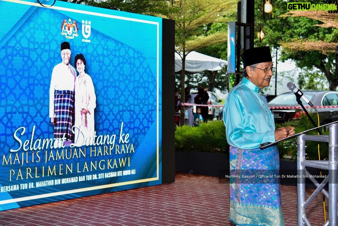 Mahathir Mohamad Instagram - Saya berasa gembira dapat bersama meraikan penduduk Langkawi dan para pelancong di Majlis Jamuan Hari Raya Parlimen Langkawi di Telaga Walk hari ini. Alhamdulillah, setelah dua tahun kita tidak dapat meraikan hari raya besar-besaran, kali ini dapat bersemuka semula. Walaupun hujan sepanjang hari sejak semalam, namun suasana di sini masih meriah. Saya dan isteri ucap terima kasih kepada semua yang hadir ke majlis ini. InsyaAllah jumpa lagi.