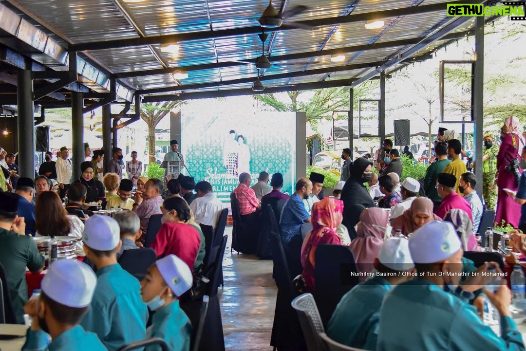 Mahathir Mohamad Instagram - Saya berasa gembira dapat bersama meraikan penduduk Langkawi dan para pelancong di Majlis Jamuan Hari Raya Parlimen Langkawi di Telaga Walk hari ini. Alhamdulillah, setelah dua tahun kita tidak dapat meraikan hari raya besar-besaran, kali ini dapat bersemuka semula. Walaupun hujan sepanjang hari sejak semalam, namun suasana di sini masih meriah. Saya dan isteri ucap terima kasih kepada semua yang hadir ke majlis ini. InsyaAllah jumpa lagi.