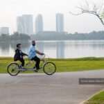 Mahathir Mohamad Instagram - Di Tasik Putrajaya pagi tadi, kayuh semula setelah beberapa bulan tak dapat kayuh gerek. Gerek ni perkataan Kedah untuk basikal. Saya tengok ramai yang amal gaya hidup sihat, alhamdulillah dan tahniah. Saya pilih Tasik Putrajaya, tapi tak ramai yang tahu lanskap tasik ini sebenarnya diinspirasi daripada Lake Como di Italy, dengan perumahan di sekitarnya mengindahkan suasana.