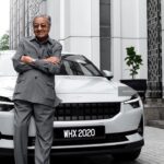 Mahathir Mohamad Instagram - Pagi tadi DRB-Hicom telah perkenalkan sebuah kereta elektrik ‘Polestar 2’ kepada saya. Ini adalah sebuah kereta yang diusahakan oleh Geely, rakan usahasama PROTON. Saya difahamkan yang dengan sekali cas ianya boleh capai sehingga 400KM. Sekali cas mencukupi untuk guna kereta ini seperti biasa. Bagi cas semula pula hanya perlu kurang dari 2 jam untuk dapat 100% bekalan penuh. Jika cas gunakan kuasa elektrik di rumah, ianya mengambil masa selama kurang lebih 7 jam. Tetapi sekarang ini tidak susah kerana sudah terdapat lebih 1000 stesyen di seluruh negara, tidak timbul masalah untuk mengecas kenderaan di mana sahaja. Di kebanyakan negara Kerajaan memberi insentif kepada pembeli kereta letrik. Saya dapati di masa hadapan kenderaan sebegini menjadi pilihan kerana kurang pencemaran. Namun kita perlu ingat walaupun kereta tidak cemarkan udara, bekalan elektrik yang datang dari stesyen janakuasa juga mencemarkan udara. Kereta elektrik belum sampai lagi ke tahap bebas pencemaran udara. Akhirnya mungkin kita terpaksa guna kereta hidrogen, itupun terdapat juga masalah lain yang perlu diuji dan diselesaikan. Sementara itu, untuk bersihkan iklim dalam bandar, kereta eletrik masih menjadi pilihan. Pada pandangan saya dari segi rekabentuk, kereta ini amat canggih. Kereta ini tiada tempat simpan enjin yang besar, sebaliknya ia dijadikan tempat penyimpan barang. Ciri-ciri rekabentuk dalaman juga kemas dan futuristik, di mana segala kawalan dan tetapan boleh dibuat dengan sentuhan ’tablet’. Sudah tidak ada lagi suis atau tombol di dashboard seperti kereta biasa. Saya harap pihak PROTON dapat majukan projek sebegini supaya satu masa nanti PROTON juga dapat keluarkan kereta elektrik tersendiri. Malaysia