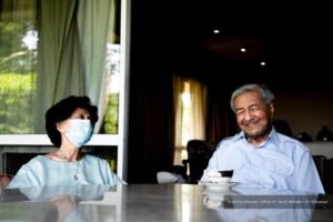 Mahathir Mohamad Instagram - Terima kasih atas doa, ucapan selamat, kiriman bunga dan kad ucapan dari orang ramai.