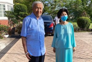 Mahathir Mohamad Instagram - Terima kasih atas doa, ucapan selamat, kiriman bunga dan kad ucapan dari orang ramai.