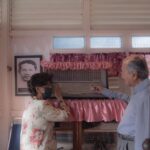 Mahathir Mohamad Instagram - Di sinilah rumah kelahiran saya, tempat dibesar, diasuh oleh emak dan bapak hinggalah berkahwin dengan Hasmah. Suasananya berbeza apabila kembali ke sini bila ramai sudah tiada. Yang ada cuma kenangan. Rumah ini amat kecil berbanding dengan besarnya di waktu saya kecil. Mahathir bin Mohamad Lorong Kilang Ais 27 November 2021 Rumah Kelahiran Tun Dr Mahathir