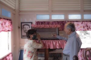 Mahathir Mohamad Instagram - Di sinilah rumah kelahiran saya, tempat dibesar, diasuh oleh emak dan bapak hinggalah berkahwin dengan Hasmah. Suasananya berbeza apabila kembali ke sini bila ramai sudah tiada. Yang ada cuma kenangan. Rumah ini amat kecil berbanding dengan besarnya di waktu saya kecil. Mahathir bin Mohamad Lorong Kilang Ais 27 November 2021 Rumah Kelahiran Tun Dr Mahathir