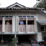 Mahathir Mohamad Instagram - Di sinilah rumah kelahiran saya, tempat dibesar, diasuh oleh emak dan bapak hinggalah berkahwin dengan Hasmah. Suasananya berbeza apabila kembali ke sini bila ramai sudah tiada. Yang ada cuma kenangan. Rumah ini amat kecil berbanding dengan besarnya di waktu saya kecil. Mahathir bin Mohamad Lorong Kilang Ais 27 November 2021 Rumah Kelahiran Tun Dr Mahathir