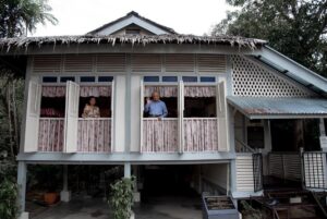 Mahathir Mohamad Instagram - Di sinilah rumah kelahiran saya, tempat dibesar, diasuh oleh emak dan bapak hinggalah berkahwin dengan Hasmah.

Suasananya berbeza apabila kembali ke sini bila ramai sudah tiada. Yang ada cuma kenangan.

Rumah ini amat kecil berbanding dengan besarnya di waktu saya kecil. 

Mahathir bin Mohamad
Lorong Kilang Ais
27 November 2021