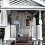 Mahathir Mohamad Instagram - Di sinilah rumah kelahiran saya, tempat dibesar, diasuh oleh emak dan bapak hinggalah berkahwin dengan Hasmah. Suasananya berbeza apabila kembali ke sini bila ramai sudah tiada. Yang ada cuma kenangan. Rumah ini amat kecil berbanding dengan besarnya di waktu saya kecil. Mahathir bin Mohamad Lorong Kilang Ais 27 November 2021 Rumah Kelahiran Tun Dr Mahathir